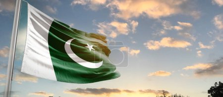 Foto de Pakistán ondeando bandera en hermoso cielo con nubes - Imagen libre de derechos