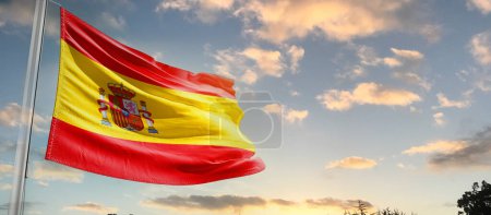 Foto de Bandera de España ondeando en hermoso cielo con nubes - Imagen libre de derechos