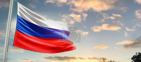 Téléchargez les photos : Russie agitant le drapeau dans un ciel magnifique avec des nuages - en image libre de droit