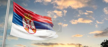 Foto de Serbia ondeando bandera en hermoso cielo con nubes - Imagen libre de derechos