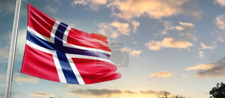 Foto de Noruega ondeando bandera en hermoso cielo con nubes - Imagen libre de derechos