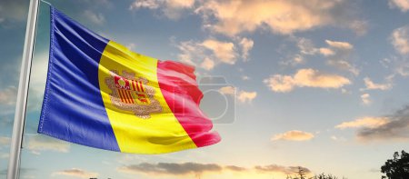 Téléchargez les photos : Andorre agitant le drapeau dans un ciel magnifique avec des nuages - en image libre de droit
