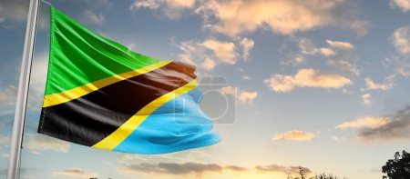 Foto de Tanzania ondeando bandera en hermoso cielo con nubes - Imagen libre de derechos