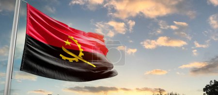 Téléchargez les photos : Angola agitant le drapeau dans un ciel magnifique avec des nuages - en image libre de droit
