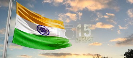 Téléchargez les photos : Inde agitant le drapeau dans un ciel magnifique avec des nuages - en image libre de droit