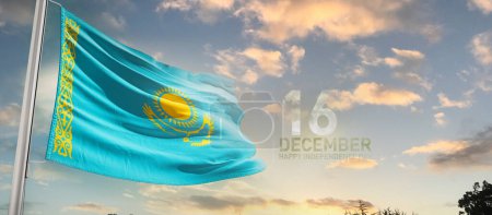 Foto de Kazajstán ondeando bandera en el hermoso cielo con nubes - Imagen libre de derechos