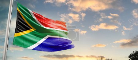 Foto de Sudáfrica ondeando bandera en el hermoso cielo con nubes - Imagen libre de derechos