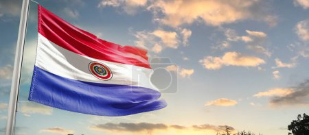 Téléchargez les photos : Drapeau du Paraguay agitant un beau ciel avec des nuages - en image libre de droit