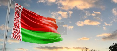 Foto de Bielorrusia ondeando bandera en hermoso cielo con nubes - Imagen libre de derechos