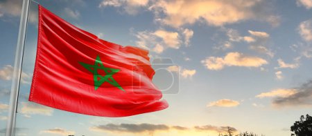 Foto de Marruecos ondeando bandera en hermoso cielo con nubes - Imagen libre de derechos