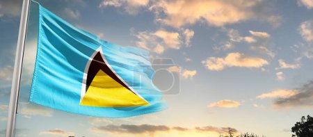 Téléchargez les photos : Drapeau de Sainte Lucie agitant le drapeau dans un ciel magnifique avec des nuages - en image libre de droit