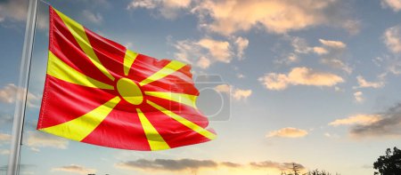 Téléchargez les photos : Macédoine du Nord agitant le drapeau dans un ciel magnifique avec des nuages - en image libre de droit
