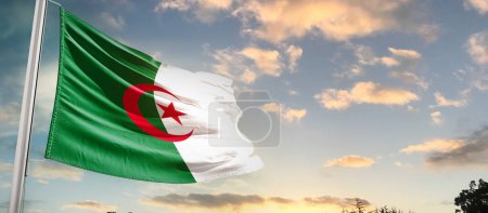 Téléchargez les photos : Algérie agitant le drapeau dans un ciel magnifique avec des nuages - en image libre de droit