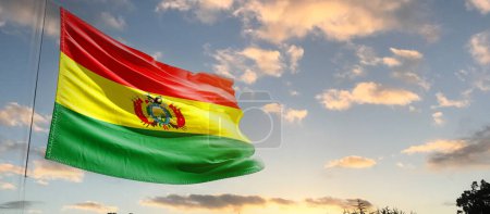 Foto de Bandera de Bolivia ondeando en hermoso cielo con nubes - Imagen libre de derechos