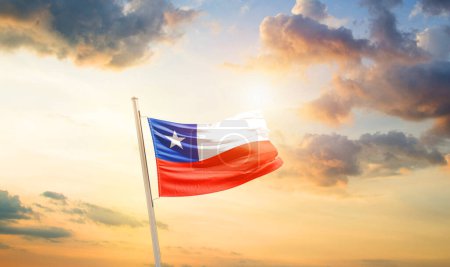 Foto de Chile ondeando bandera en hermoso cielo con nubes y sol - Imagen libre de derechos