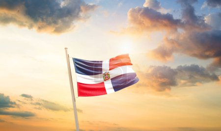 Foto de República Dominicana ondeando bandera en hermoso cielo con nubes y sol - Imagen libre de derechos