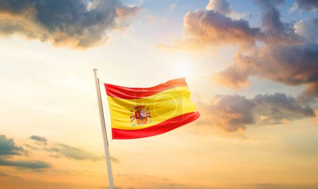 Foto de Bandera de España ondeando en el hermoso cielo con nubes y sol - Imagen libre de derechos