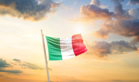 Foto de Italia ondeando bandera en el hermoso cielo con nubes y sol - Imagen libre de derechos