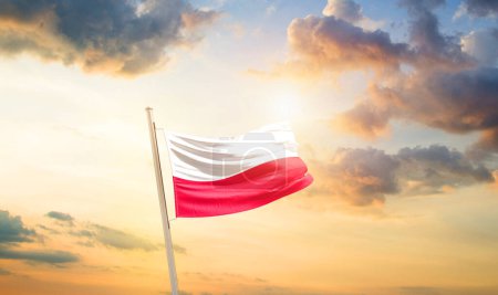 Foto de Polonia ondeando bandera en el hermoso cielo con nubes y sol - Imagen libre de derechos