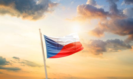 Foto de República Checa ondeando bandera en hermoso cielo con nubes y sol - Imagen libre de derechos