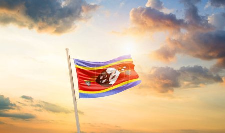Téléchargez les photos : Drapeau agitant Eswatini dans un ciel magnifique avec nuages et soleil - en image libre de droit