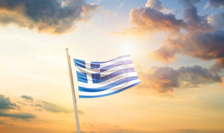 Foto de Grecia ondeando bandera en hermoso cielo con nubes y sol - Imagen libre de derechos