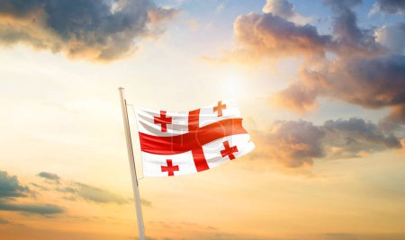 Téléchargez les photos : Géorgie agitant drapeau dans un ciel magnifique avec des nuages et du soleil - en image libre de droit
