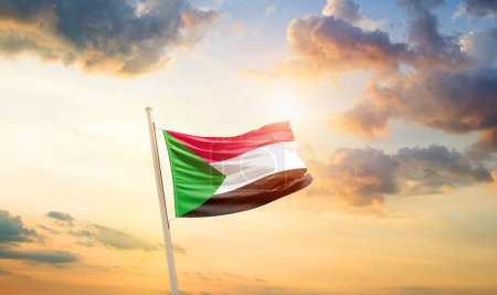 Téléchargez les photos : Soudan agitant le drapeau dans un ciel magnifique avec des nuages et du soleil - en image libre de droit