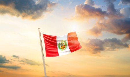 Foto de Perú ondeando bandera en hermoso cielo con nubes y sol - Imagen libre de derechos