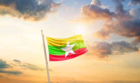 Foto de Myanmar ondeando bandera en el hermoso cielo con nubes y sol - Imagen libre de derechos