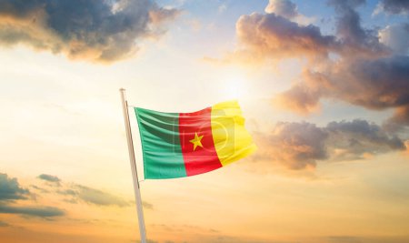 Téléchargez les photos : Cameroun agitant le drapeau dans un ciel magnifique avec des nuages et du soleil - en image libre de droit