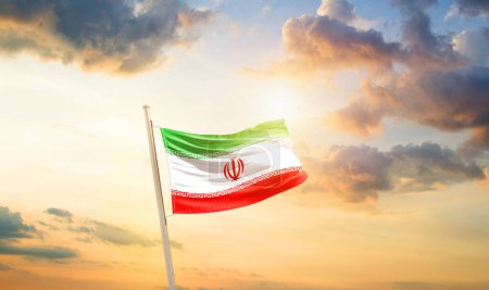 Foto de Irán ondeando bandera en hermoso cielo con nubes y sol - Imagen libre de derechos