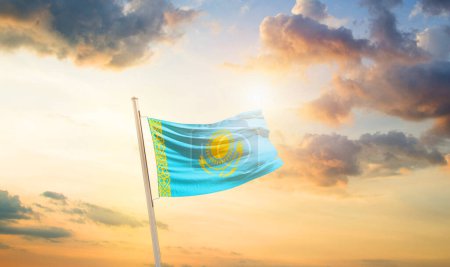 Foto de Kazajstán ondeando bandera en el hermoso cielo con nubes y sol - Imagen libre de derechos