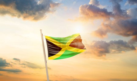 Téléchargez les photos : Jamaïque agitant le drapeau dans un ciel magnifique avec des nuages et du soleil - en image libre de droit