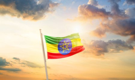 Foto de Etiopía ondeando bandera en el hermoso cielo con nubes y sol - Imagen libre de derechos