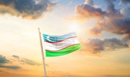 Téléchargez les photos : Ouzbékistan agitant le drapeau dans un ciel magnifique avec des nuages et du soleil - en image libre de droit