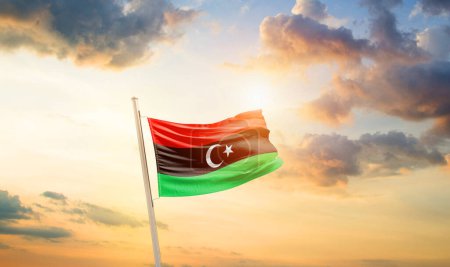 Foto de Libia ondeando bandera en el hermoso cielo con nubes y sol - Imagen libre de derechos