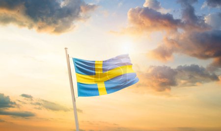 Téléchargez les photos : Suède agitant le drapeau dans un ciel magnifique avec des nuages et du soleil - en image libre de droit