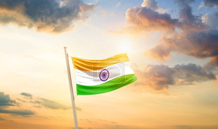 Foto de India ondeando bandera en hermoso cielo con nubes y sol - Imagen libre de derechos