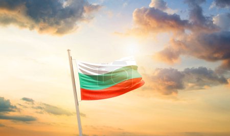Foto de Bulgaria ondeando bandera en el hermoso cielo con nubes y sol - Imagen libre de derechos