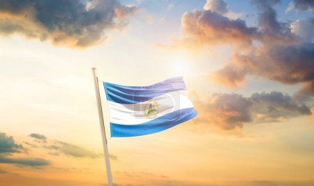 Téléchargez les photos : Nicaragua agitant le drapeau dans un ciel magnifique avec des nuages et du soleil - en image libre de droit