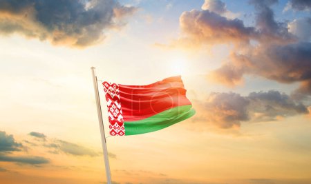 Foto de Bielorrusia ondeando bandera en hermoso cielo con nubes y sol - Imagen libre de derechos