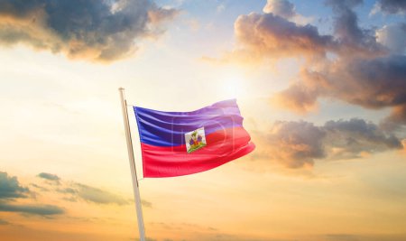 Téléchargez les photos : Haïti agitant son drapeau dans un ciel magnifique avec nuages et soleil - en image libre de droit