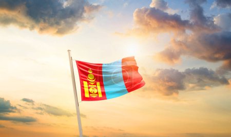 Foto de Mongolia ondeando bandera en el hermoso cielo con nubes y sol - Imagen libre de derechos