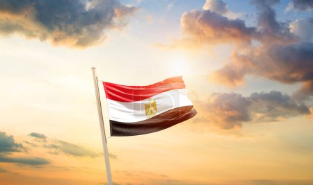 Foto de Egipto ondeando bandera en el hermoso cielo con nubes y sol - Imagen libre de derechos