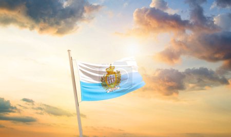 Foto de Bandera de San Marino ondeando en hermoso cielo con nubes y sol - Imagen libre de derechos