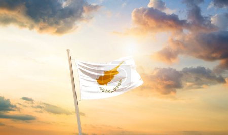 Foto de Chipre ondeando bandera en el hermoso cielo con nubes y sol - Imagen libre de derechos
