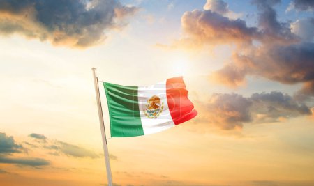 Foto de México ondeando bandera en hermoso cielo con nubes y sol - Imagen libre de derechos