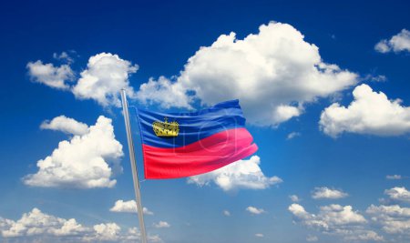 Téléchargez les photos : Liechtenstein agitant le drapeau dans un ciel magnifique avec des nuages - en image libre de droit