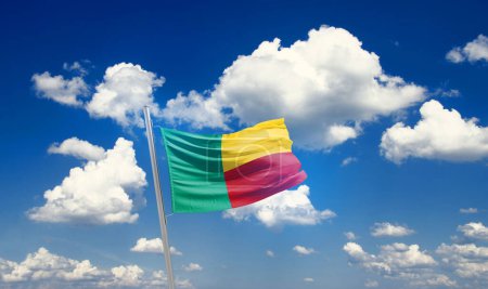 Téléchargez les photos : Drapeau du Bénin agitant un beau ciel avec des nuages - en image libre de droit